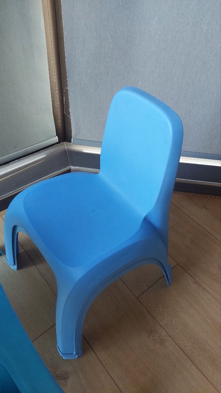 Детский стол и 4 стула