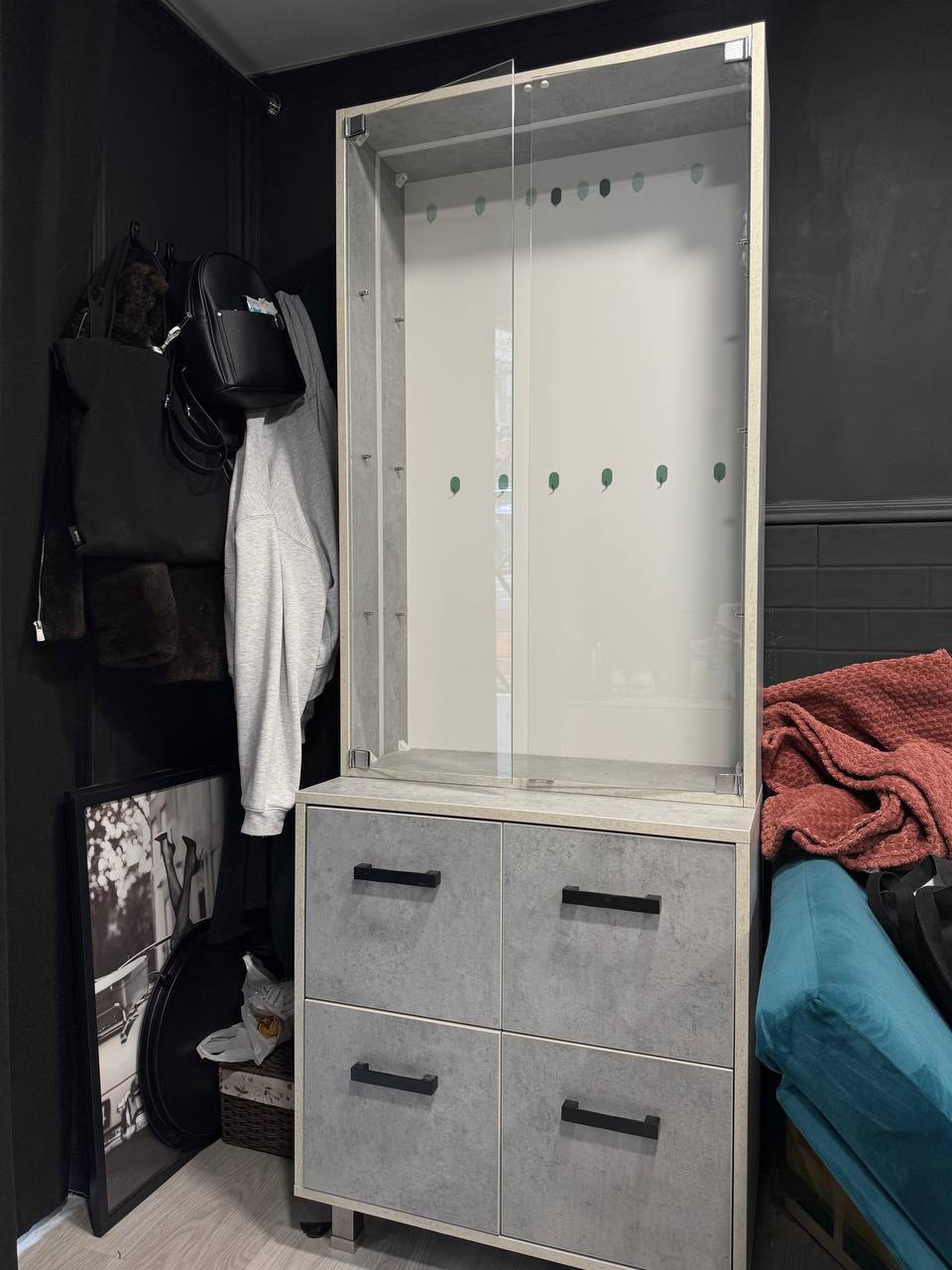 Шкаф с подсветкой и стеклянными полками