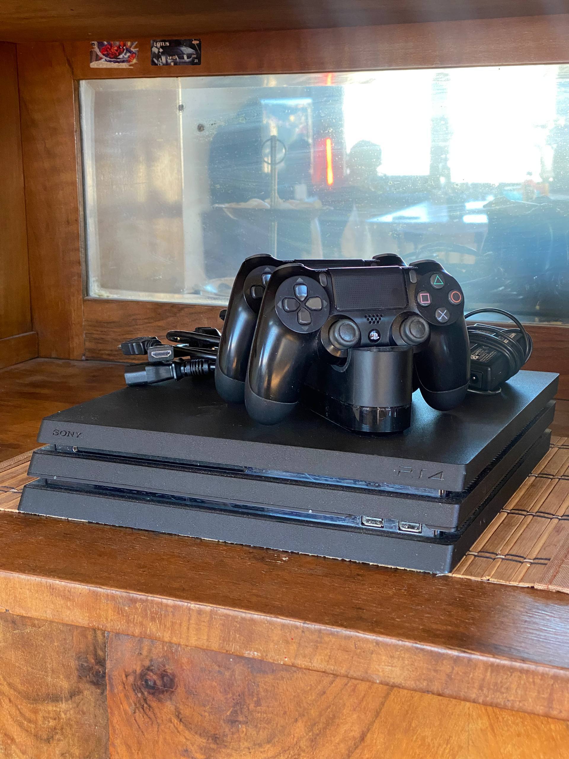 Sony PlayStation 4 Pro 1TB с двумя геймпадами DualShock 4 v2 и зарядной станцией