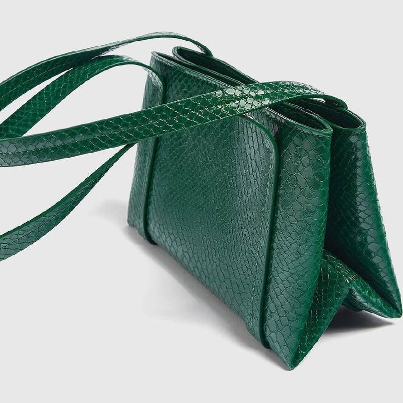 Pull and Bear акцентная сумочка под кожу питона