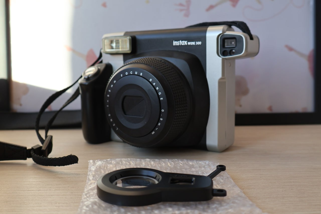 Фотоаппарат моментальной печати Fujifilm Instax Wide 300 + съемная линза для сел