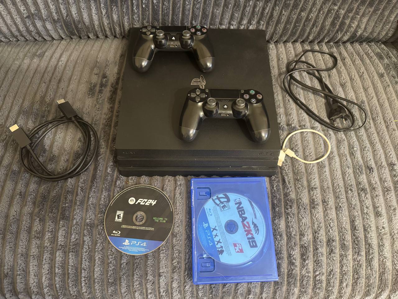 PlayStation 4 Pro с 2 джойстиками и игрой FC 24