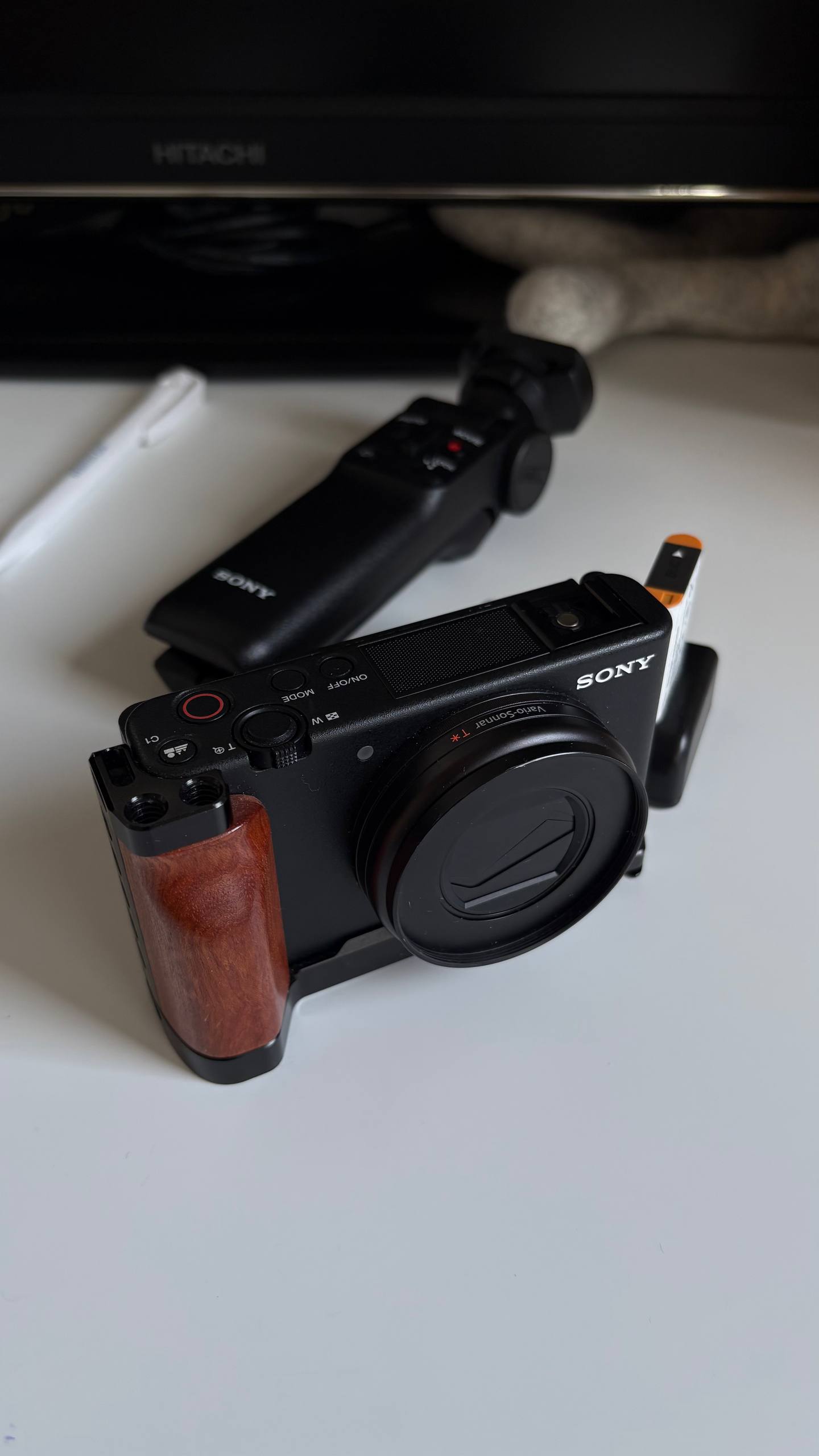 Sony ZV-1 + большой комплект (пульт-штатив, батареи, карта 256GB)