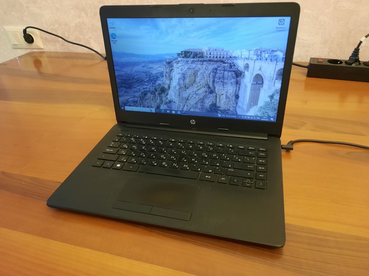 Ноутбук HP 14-cm0006ur (Ryzen 3 2200U, 4 ГБ RAM, SSD+HDD)