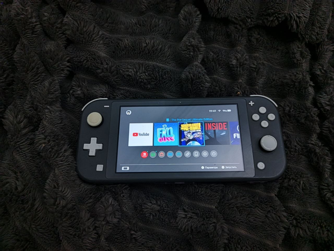 Nintendo Switch Lite с картриджами FIFA 18, Urban Trial и картой памяти SanDisk 