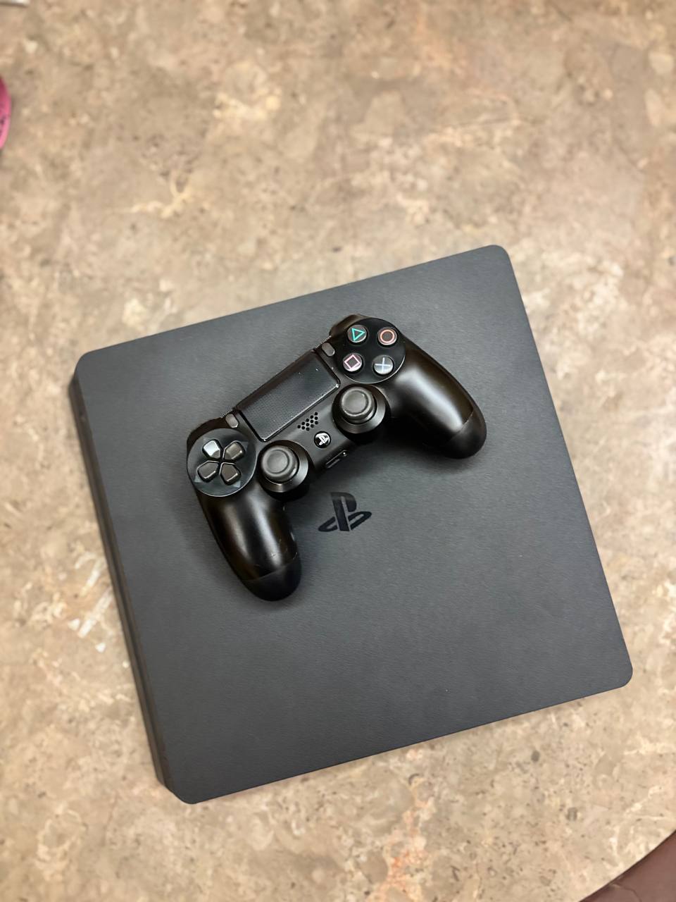 PlayStation 4 Slim 512 ГБ с геймпадом и дисками