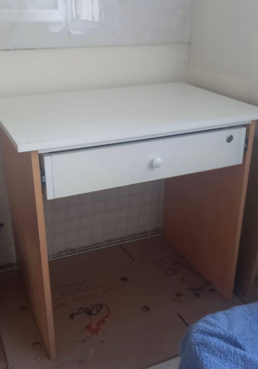 Стол 53x77 см, высота 72 см
