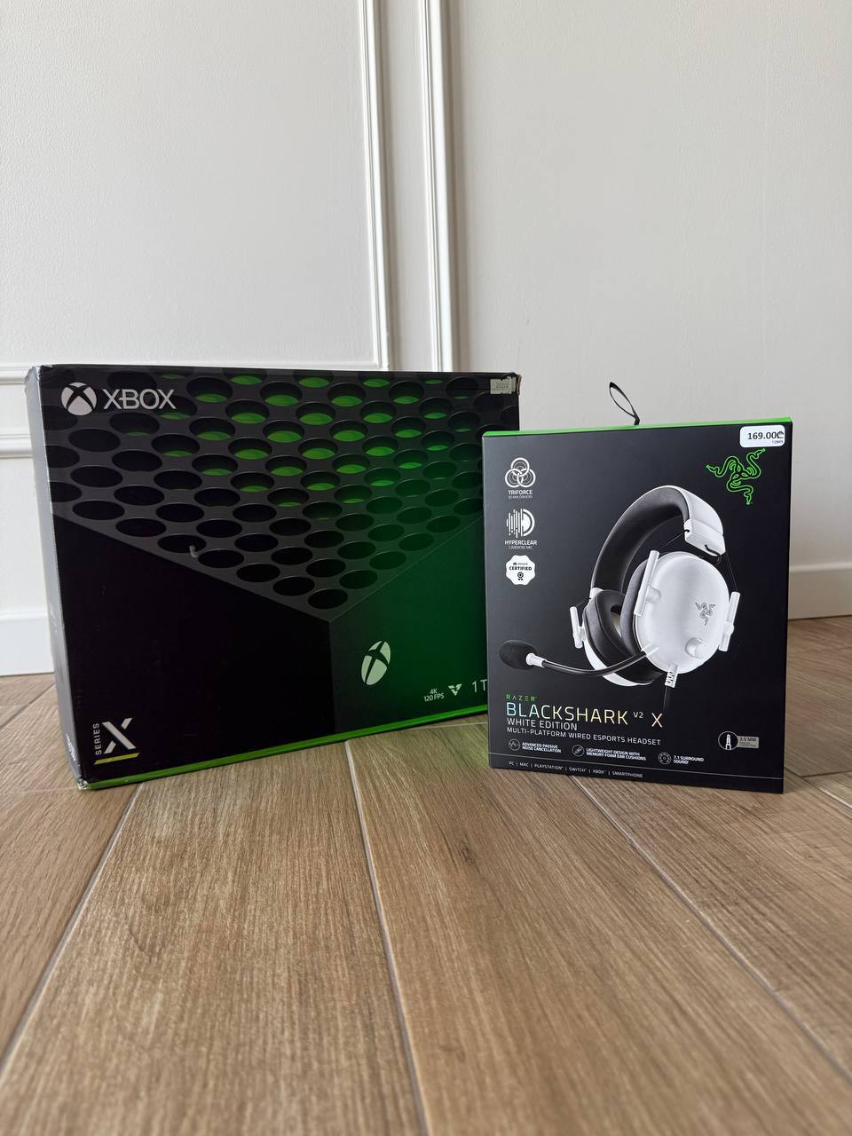 Xbox Series X 1TB + гарнитура Razer BlackShark V2 X White Edition