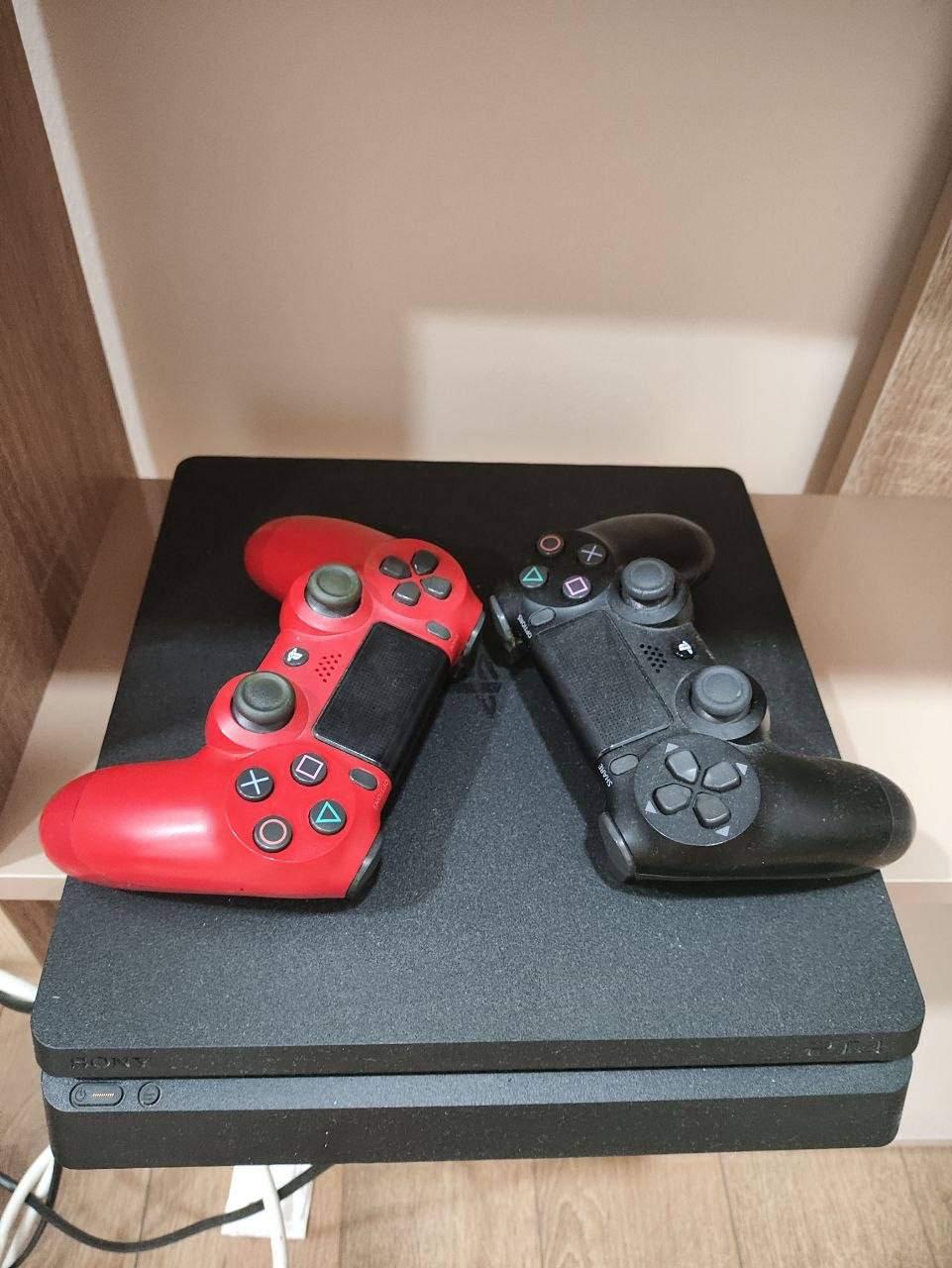 PlayStation 4 Slim + 2 джойстика