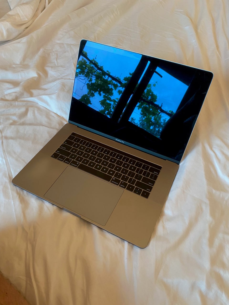 MacBook Pro 2018 15-inch (i7, 16GB, 512GB SSD)
