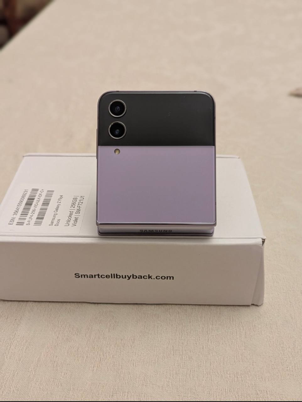 Samsung Galaxy Z Flip 4, 750 лари