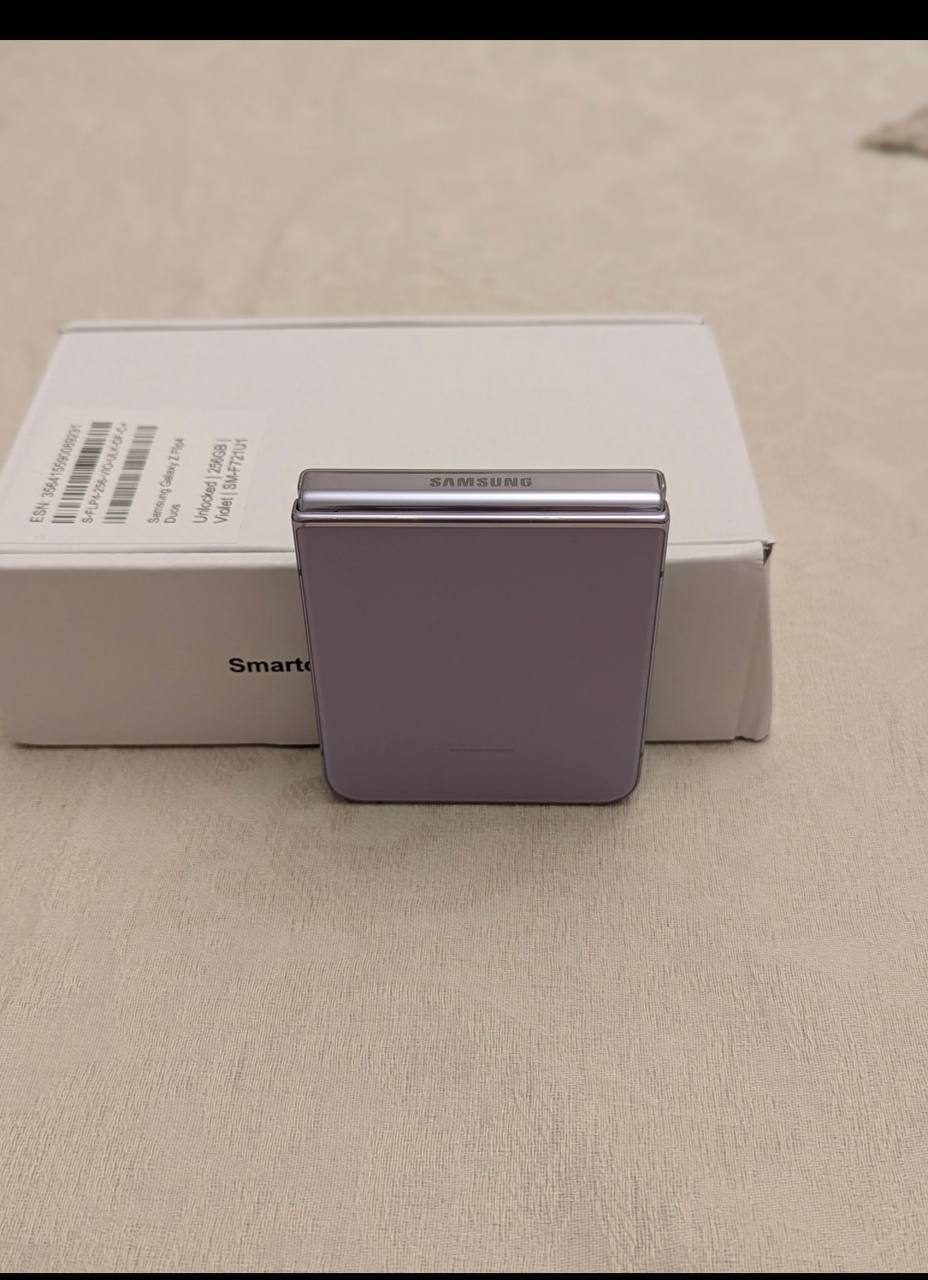 Samsung Galaxy Z Flip 4, 750 лари