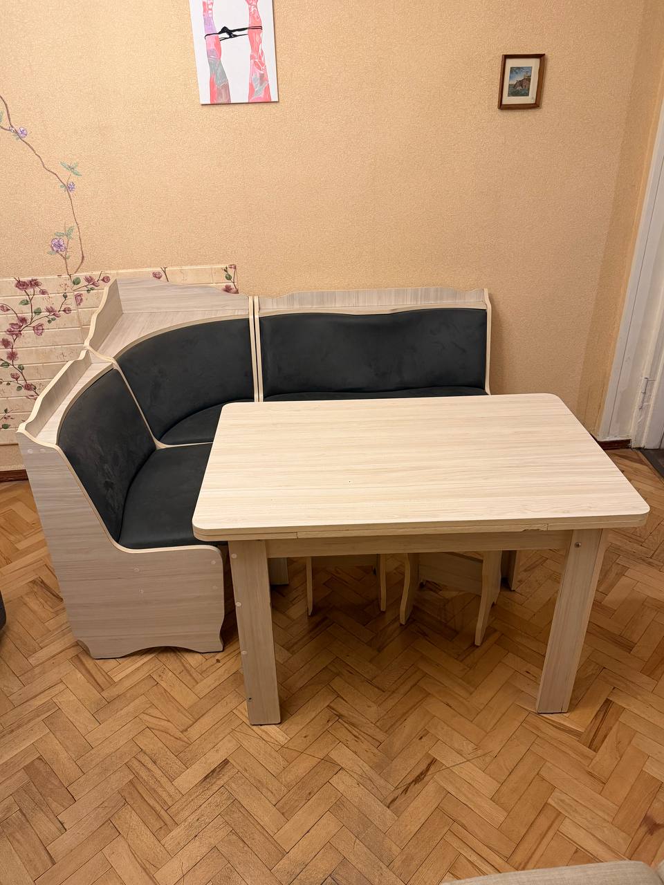 Кухонный уголок + раскладной стол + 2 табуретки