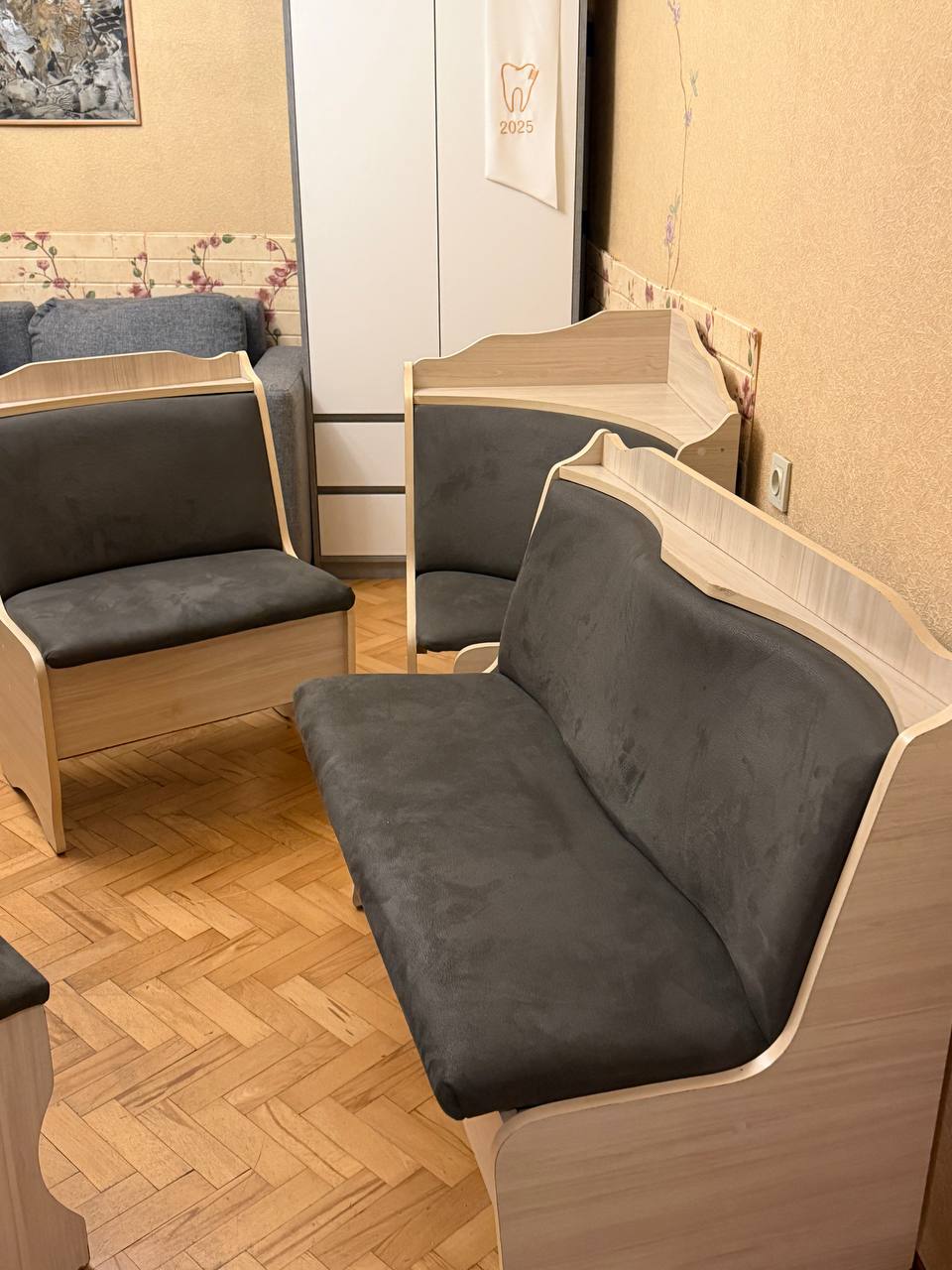 Кухонный уголок + раскладной стол + 2 табуретки