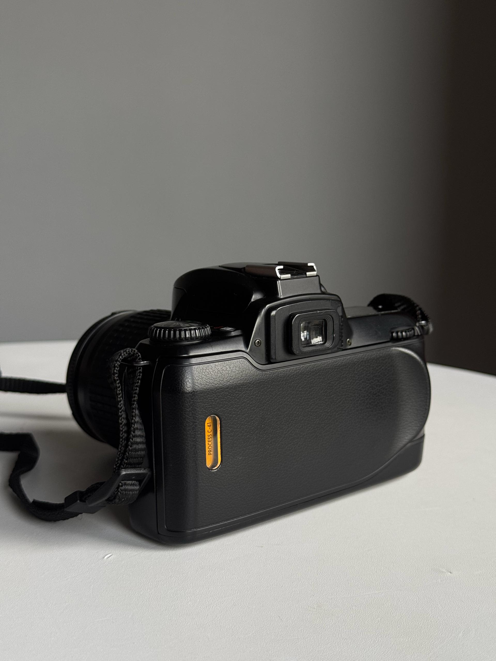 Пленочный фотоаппарат Nikon F65 + объектив AF Nikkor 28-80mm