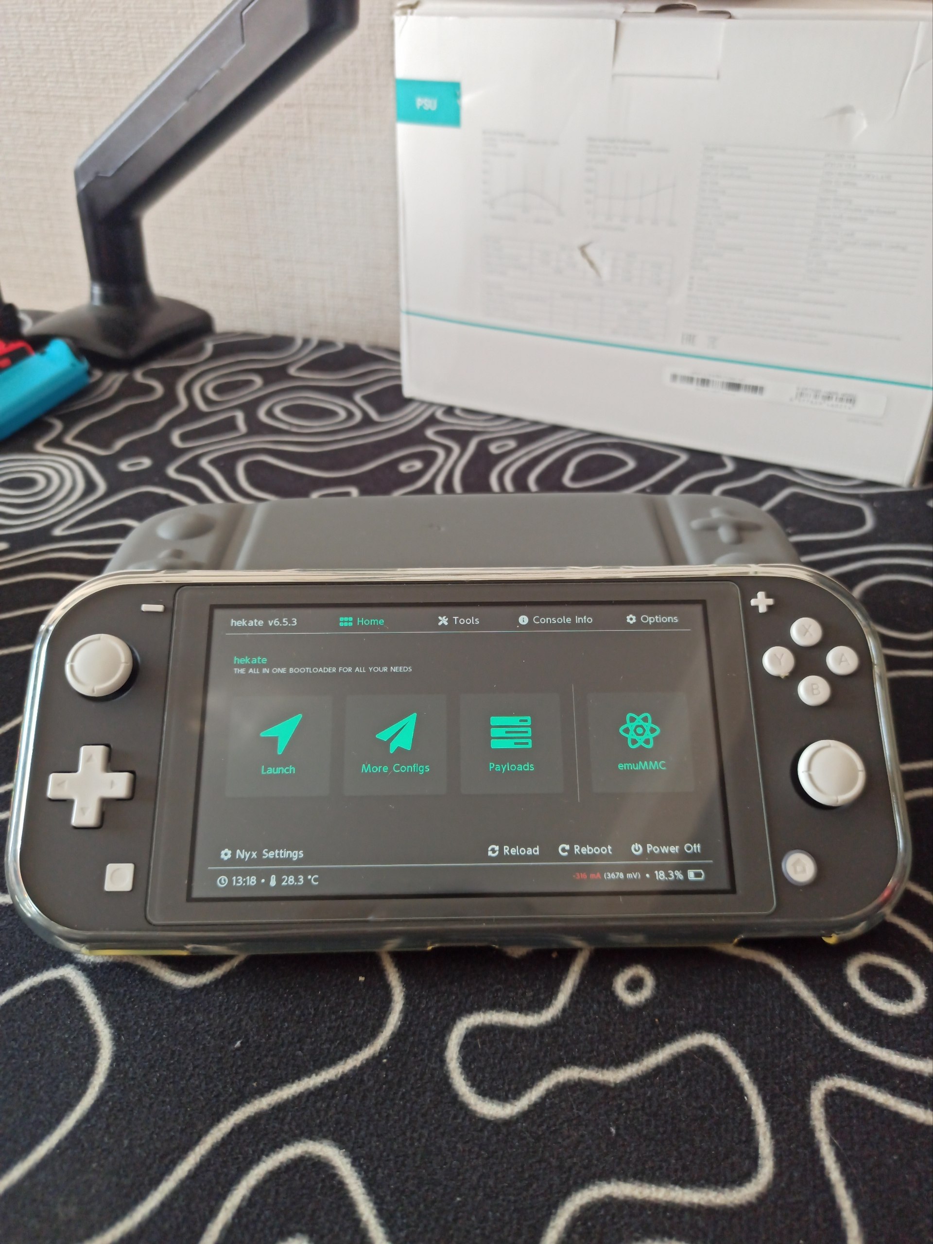 Nintendo Switch Lite прошитая, с чехлом и картой 256 ГБ