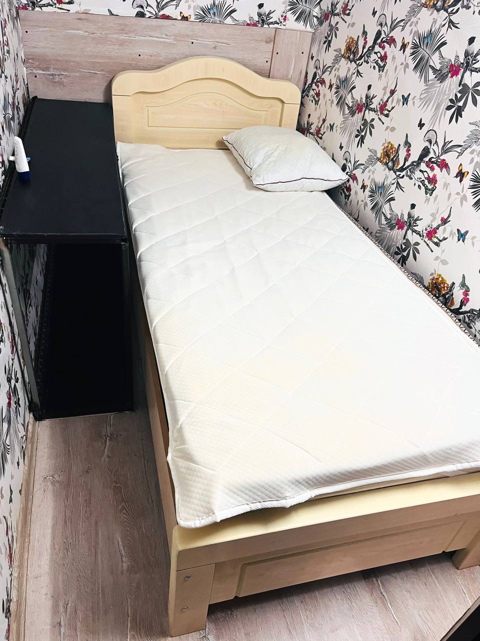 Односпальная кровать с матрасом и наматрасником 200x90