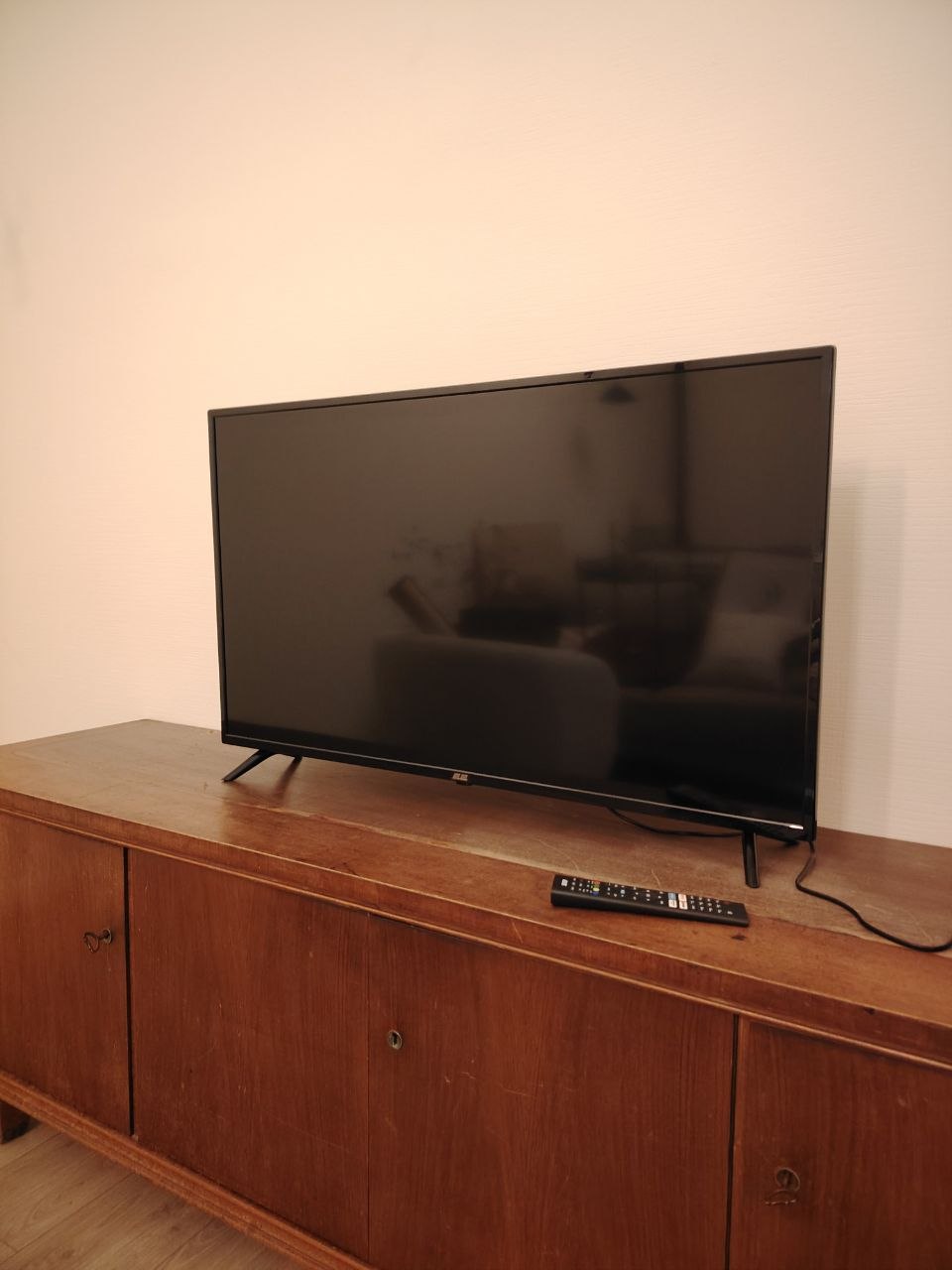 Телевизор 2E 43A06K 43" Smart TV Android