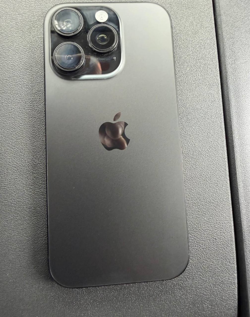 iPhone 16 Pro в идеальном состоянии, комплект: коробка, чехол
