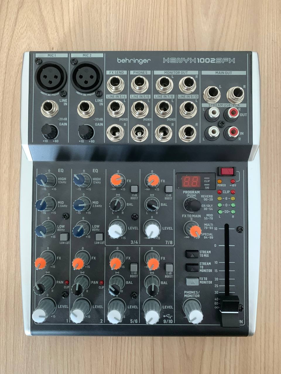 Микшер Behringer 1002SFX 10-канальный аналоговый