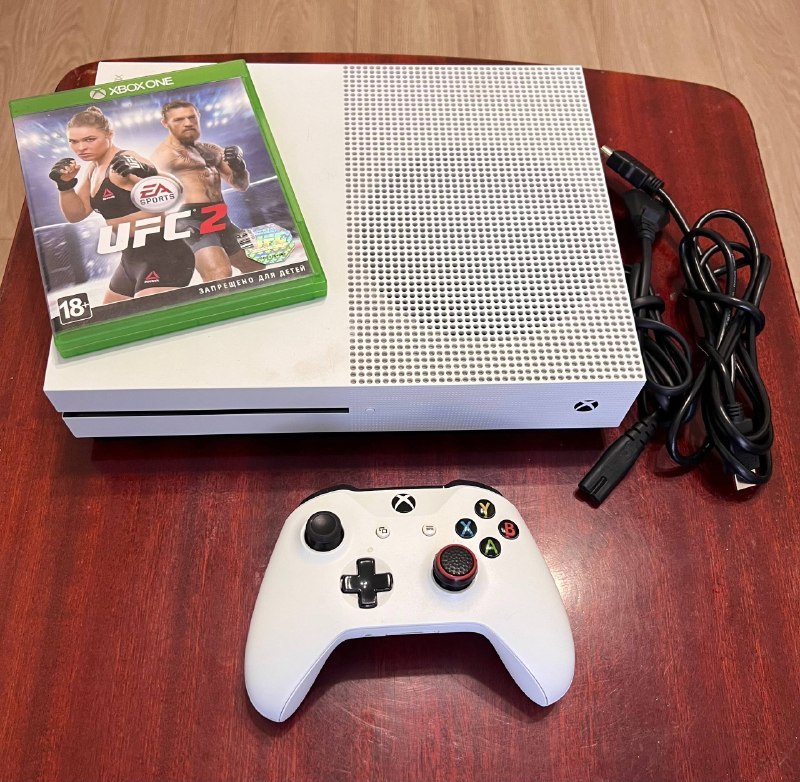Xbox One S с геймпадом, кабелями и 3 дисками