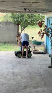 Детская машинка-каталка с бортиками и родительской ручкой
