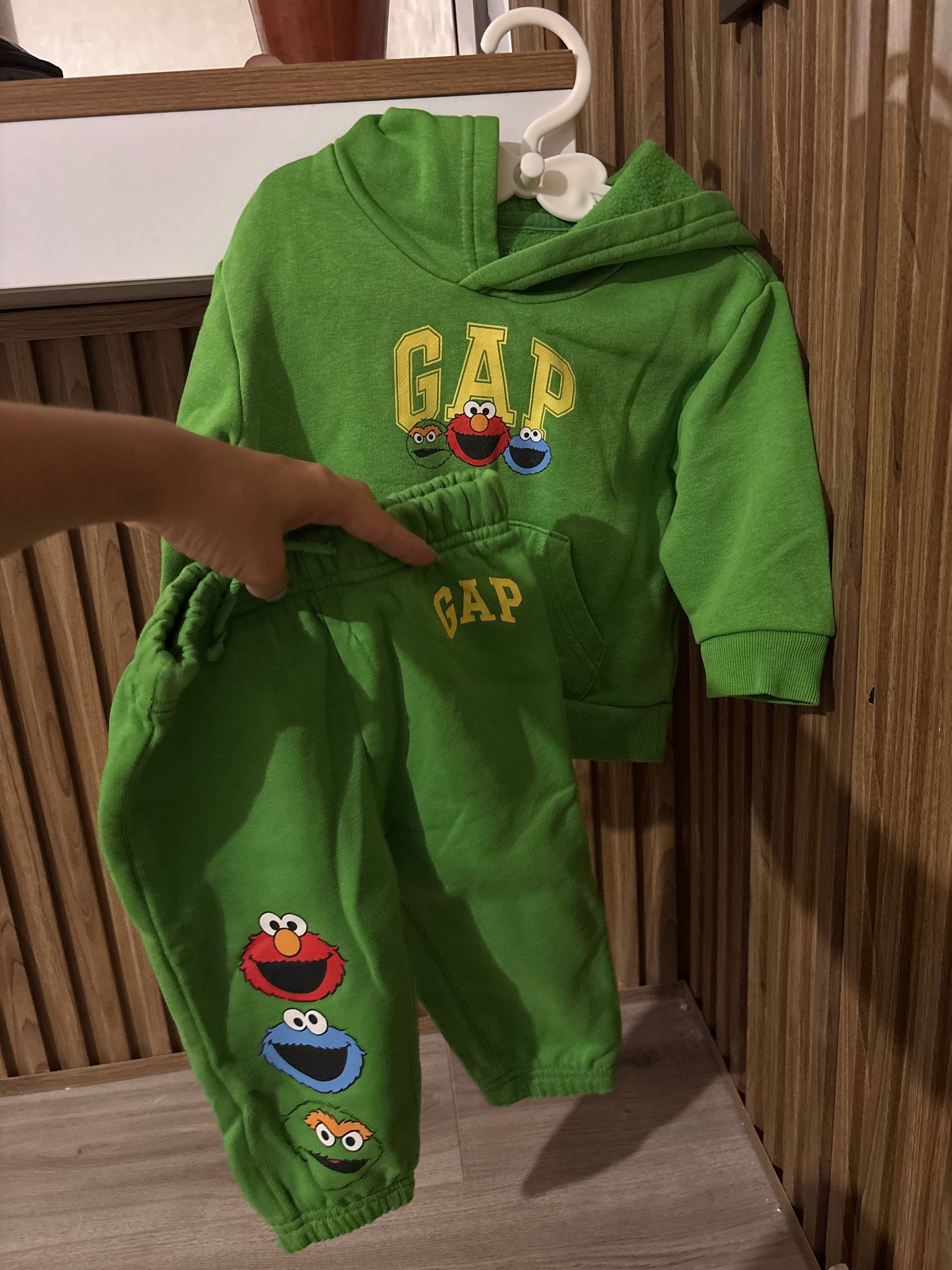 Костюм GAP x Sesame Street (толстовка + брюки), 12-18 мес
