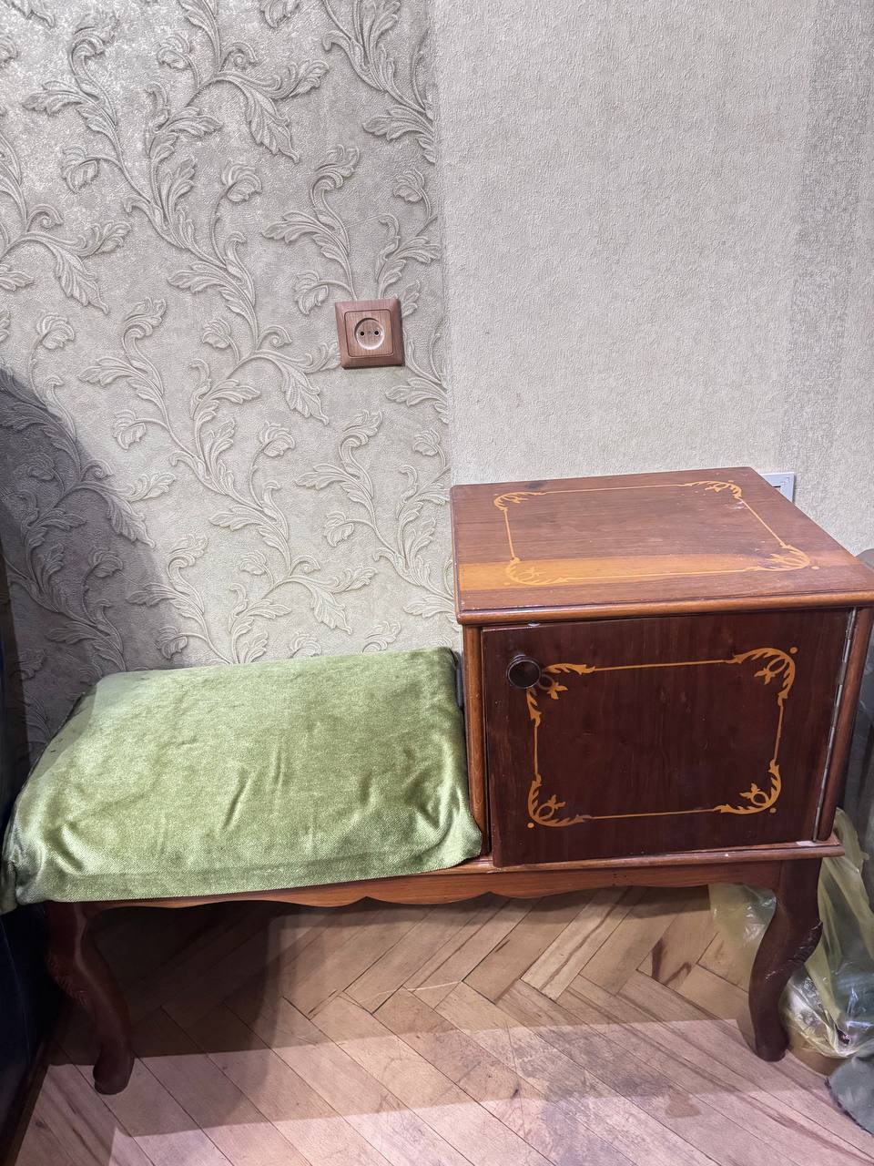 Столик для телефона