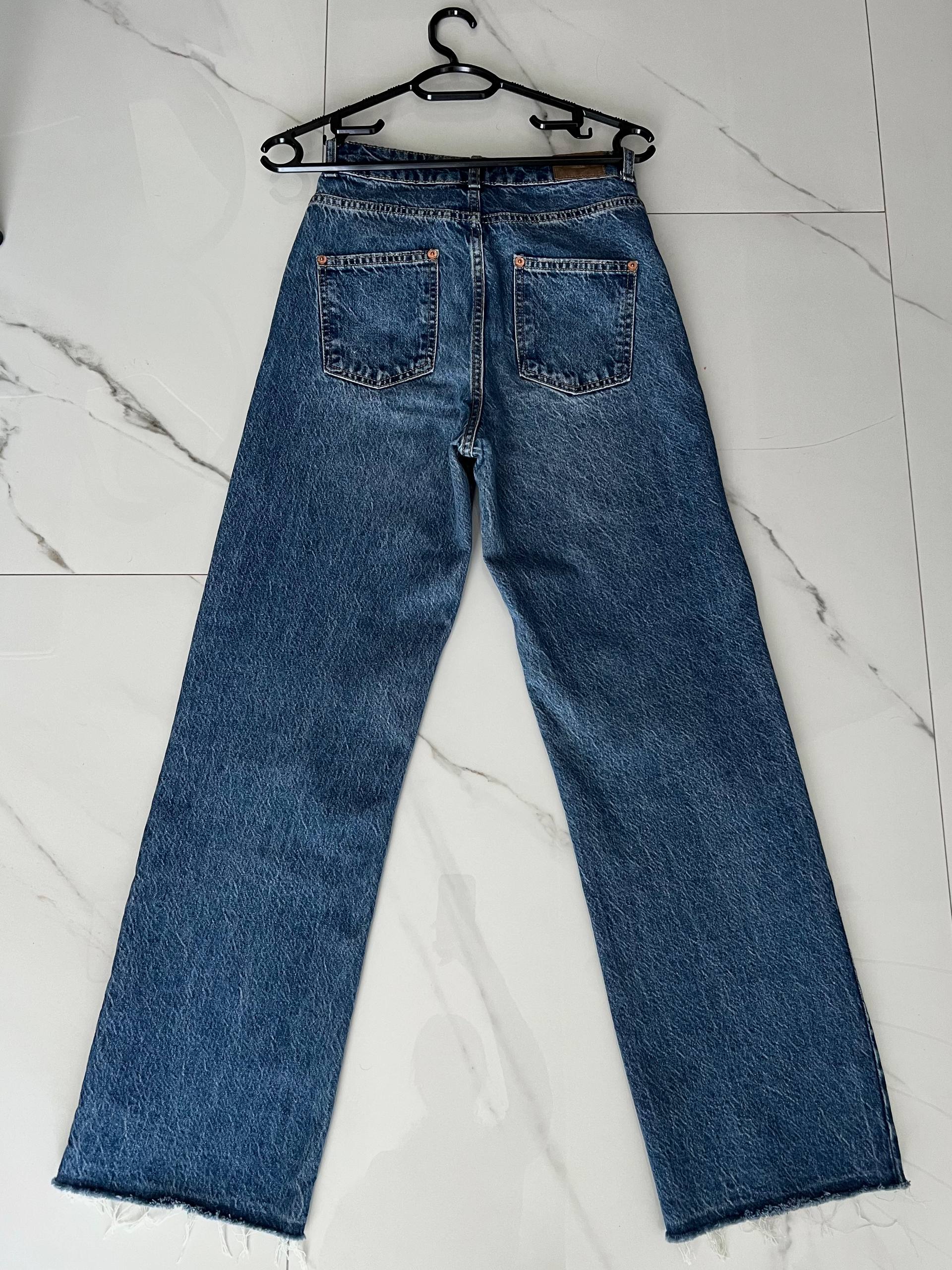 Джинсы ZARA размер 34, высокая посадка, отрезной край