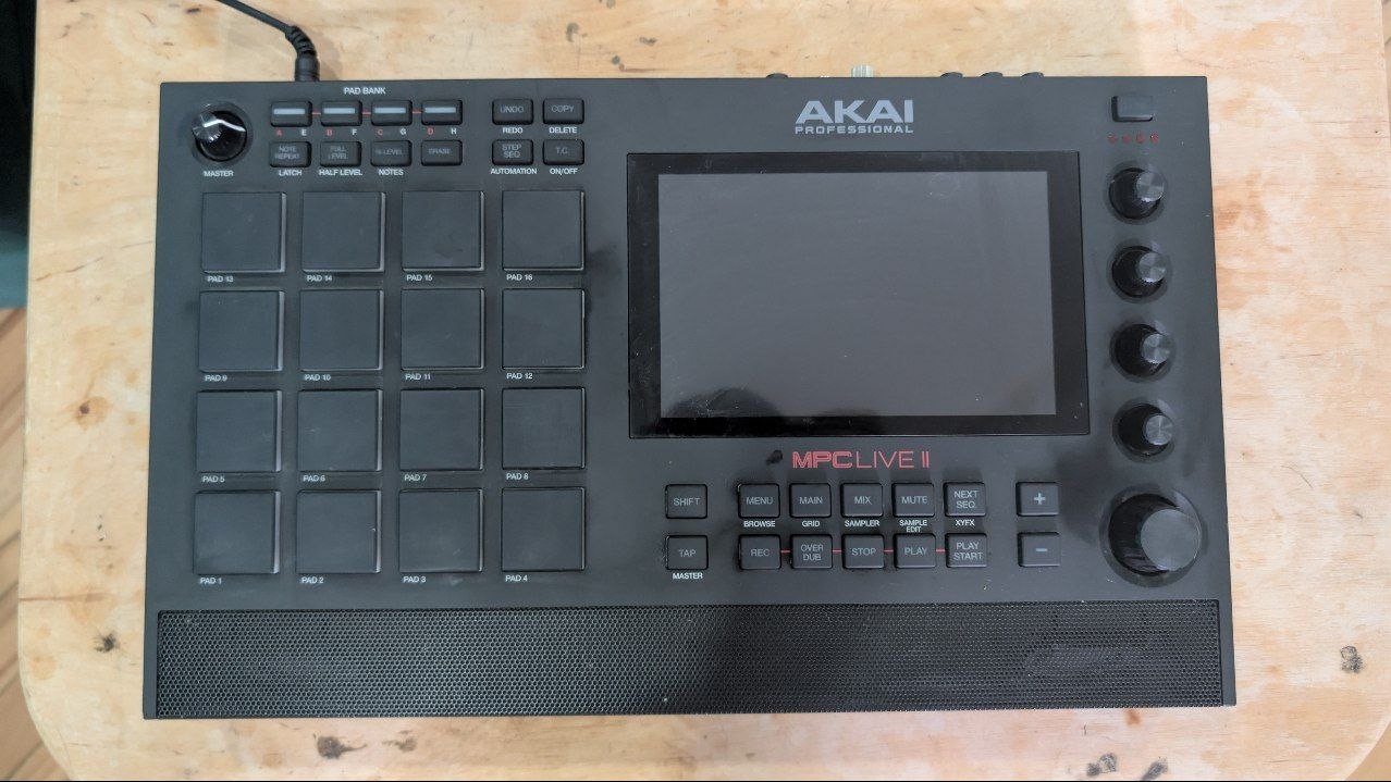 Akai MPC Live 2 с сумкой
