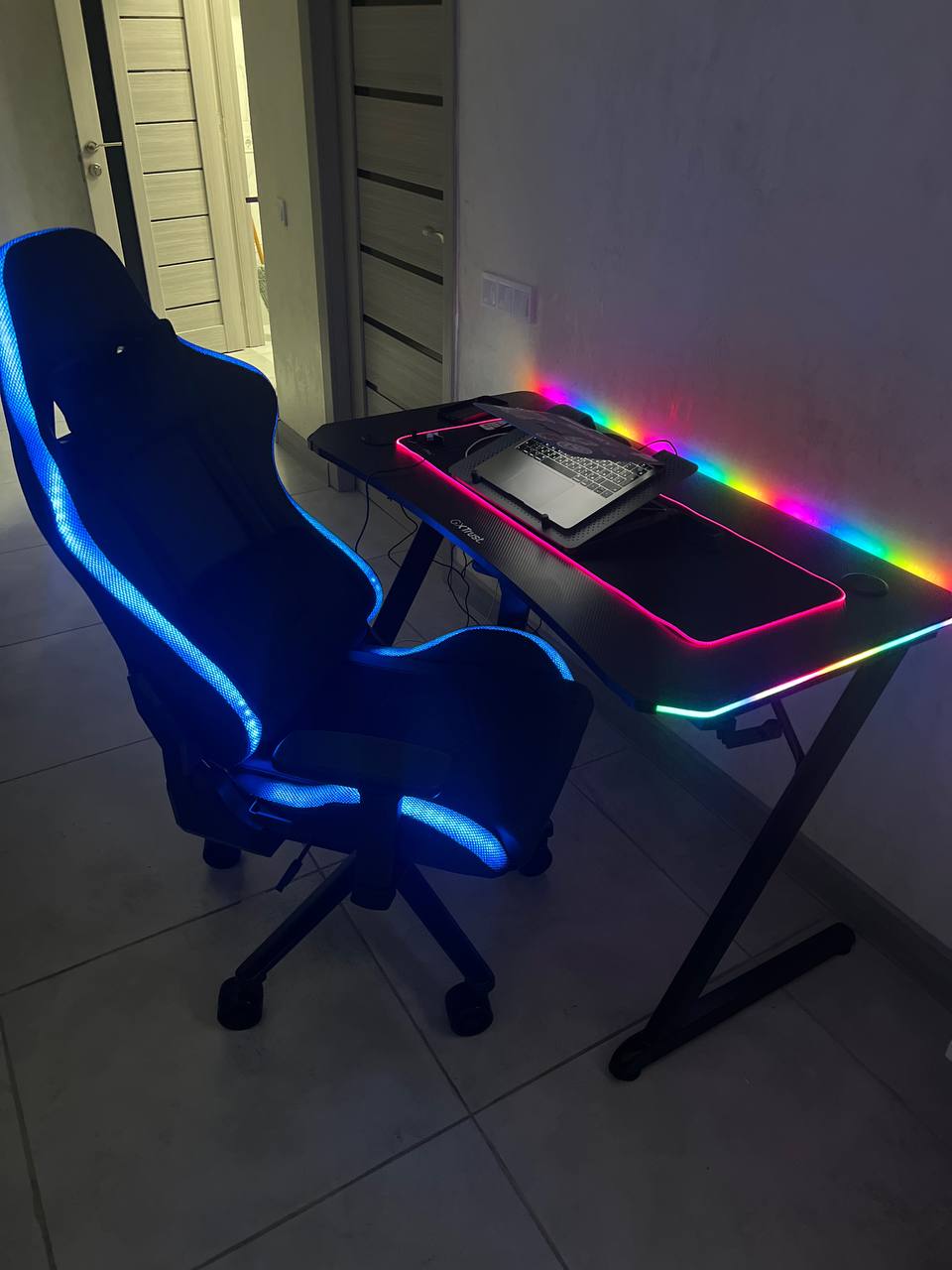 Компьютерный стол TRUST GXT710 Luminus Pro RGB