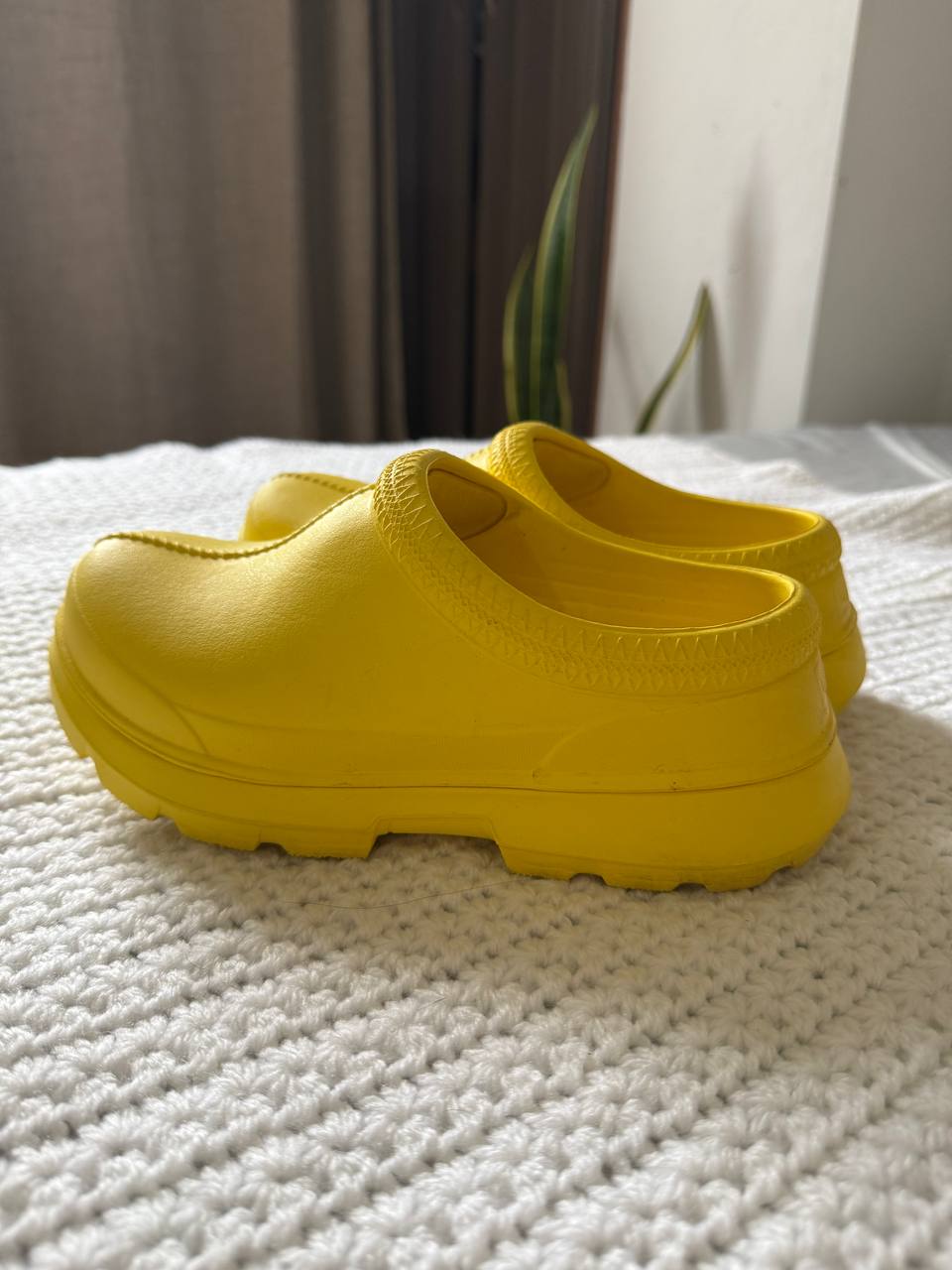 Оригинальные резиновые UGG жёлтые, размер W6