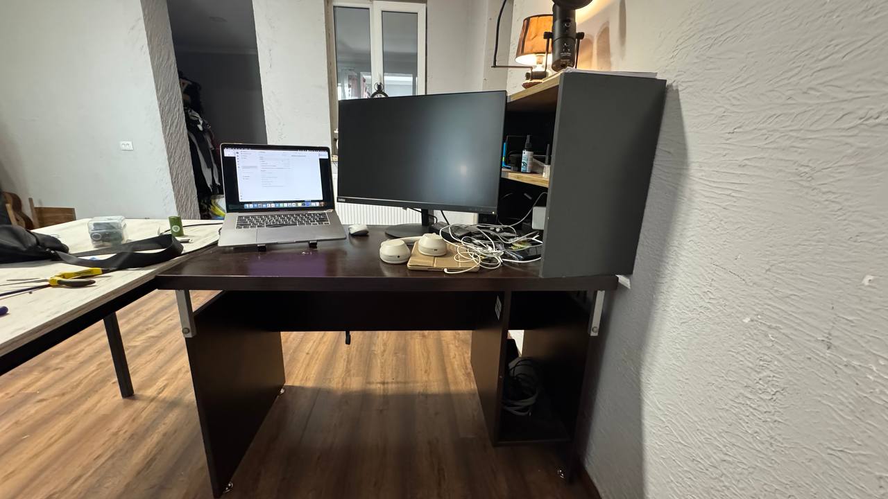 Стол 110x60 см + полка на стол + газовый патрон (не работает)