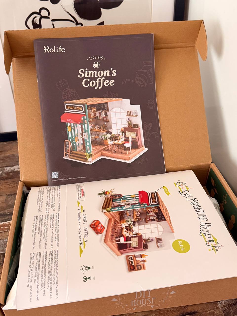 Rolife Simon's Coffee DIY-миниатюрная кофейня (DG109)