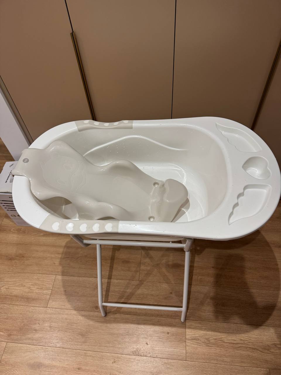 Ванночка для купания Happy Baby на подставке с горкой и матрасиком