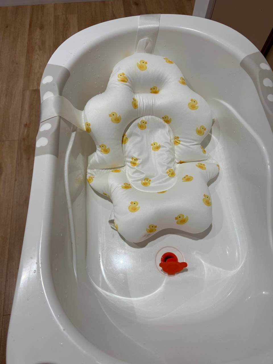 Ванночка для купания Happy Baby на подставке с горкой и матрасиком