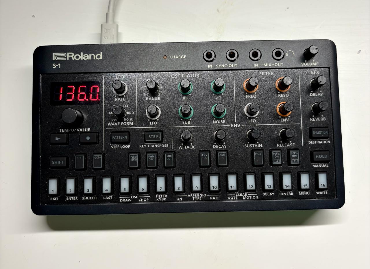 Синтезатор Roland S-1