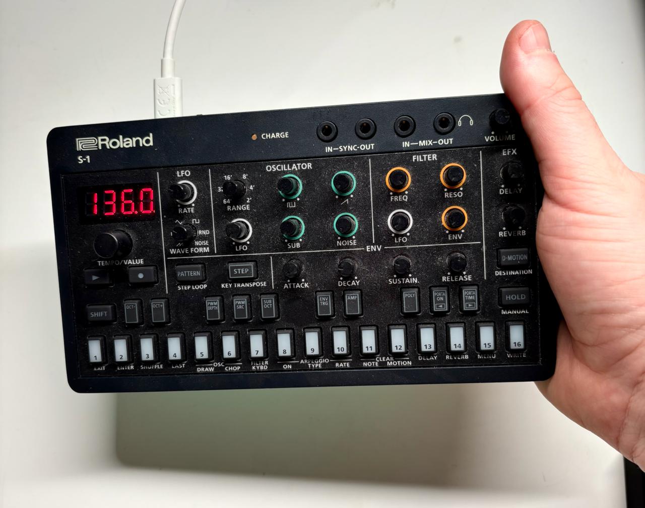 Синтезатор Roland S-1