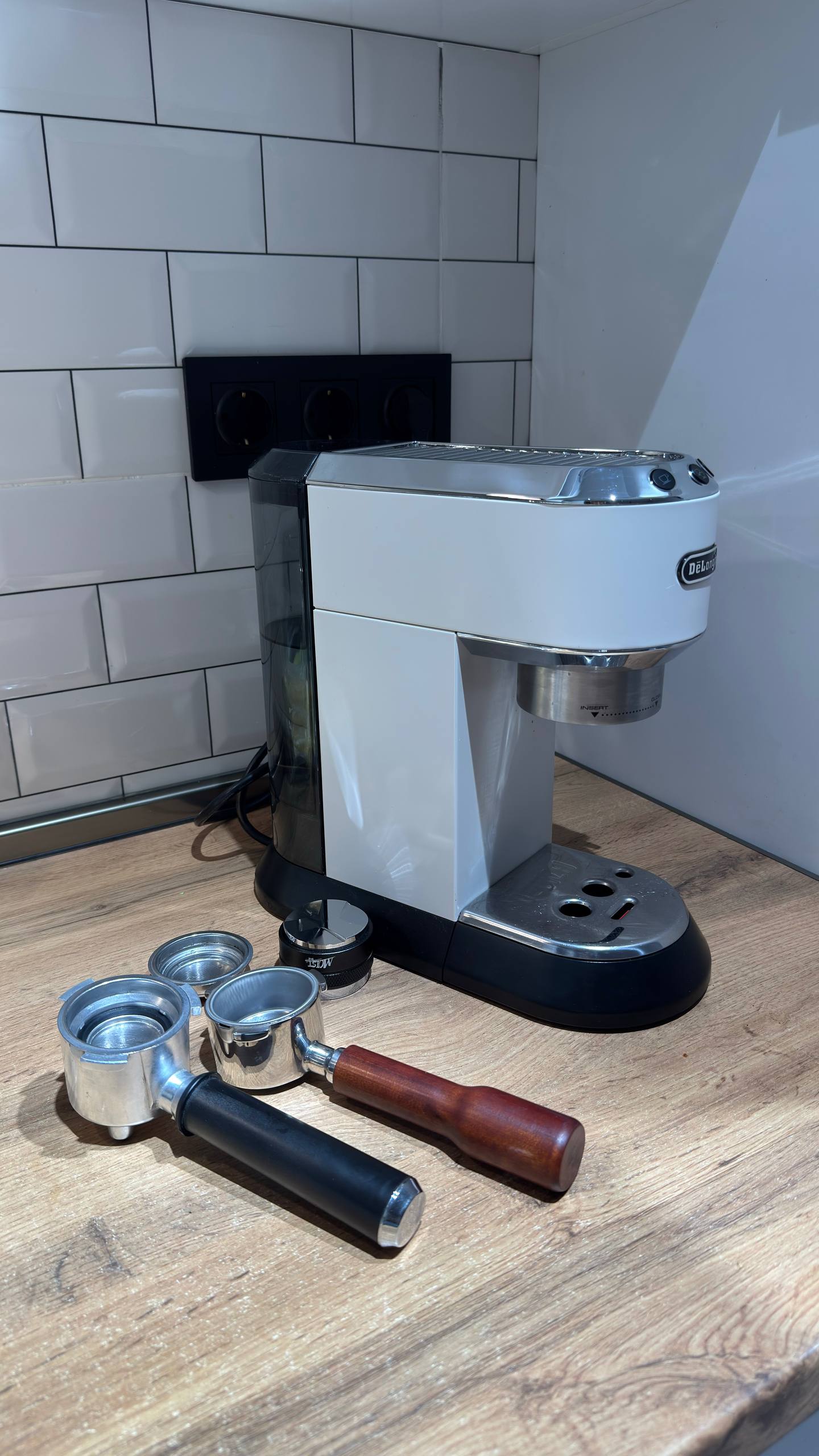 Кофемашина DeLonghi Dedica EC685 + bottomless портафильтр, темпер и дистрибьютор
