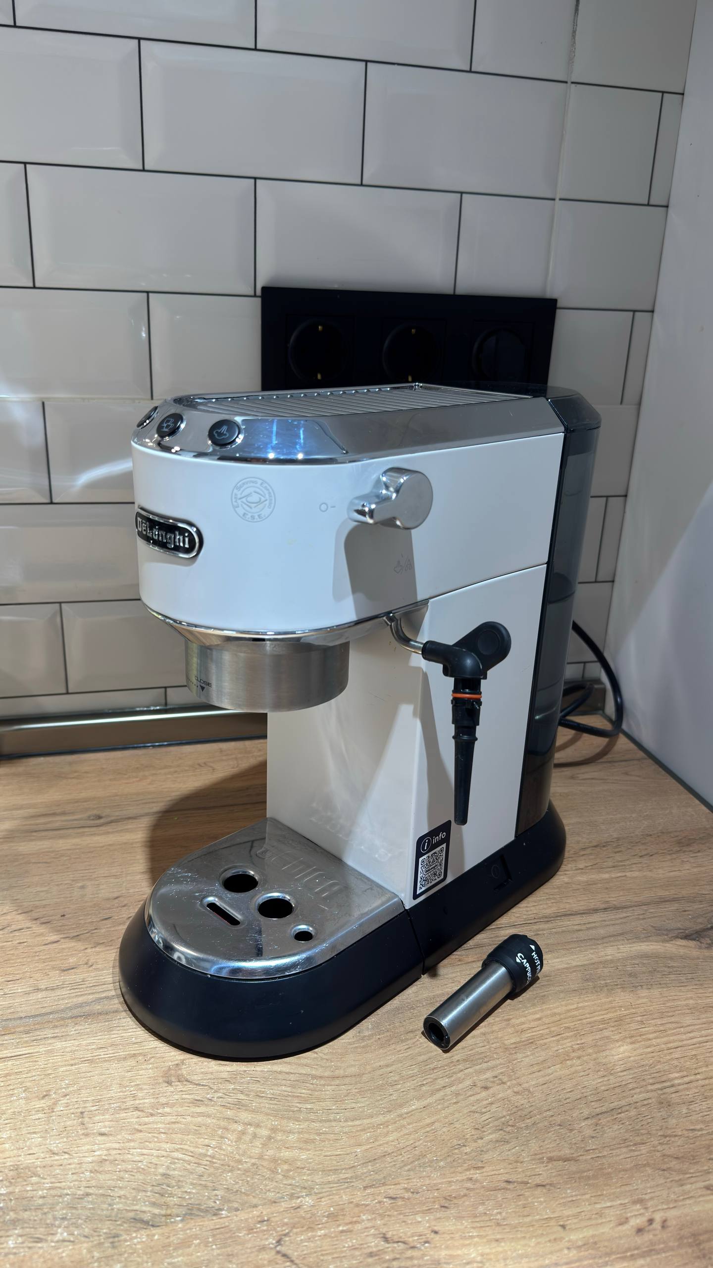 Кофемашина DeLonghi Dedica EC685 + bottomless портафильтр, темпер и дистрибьютор