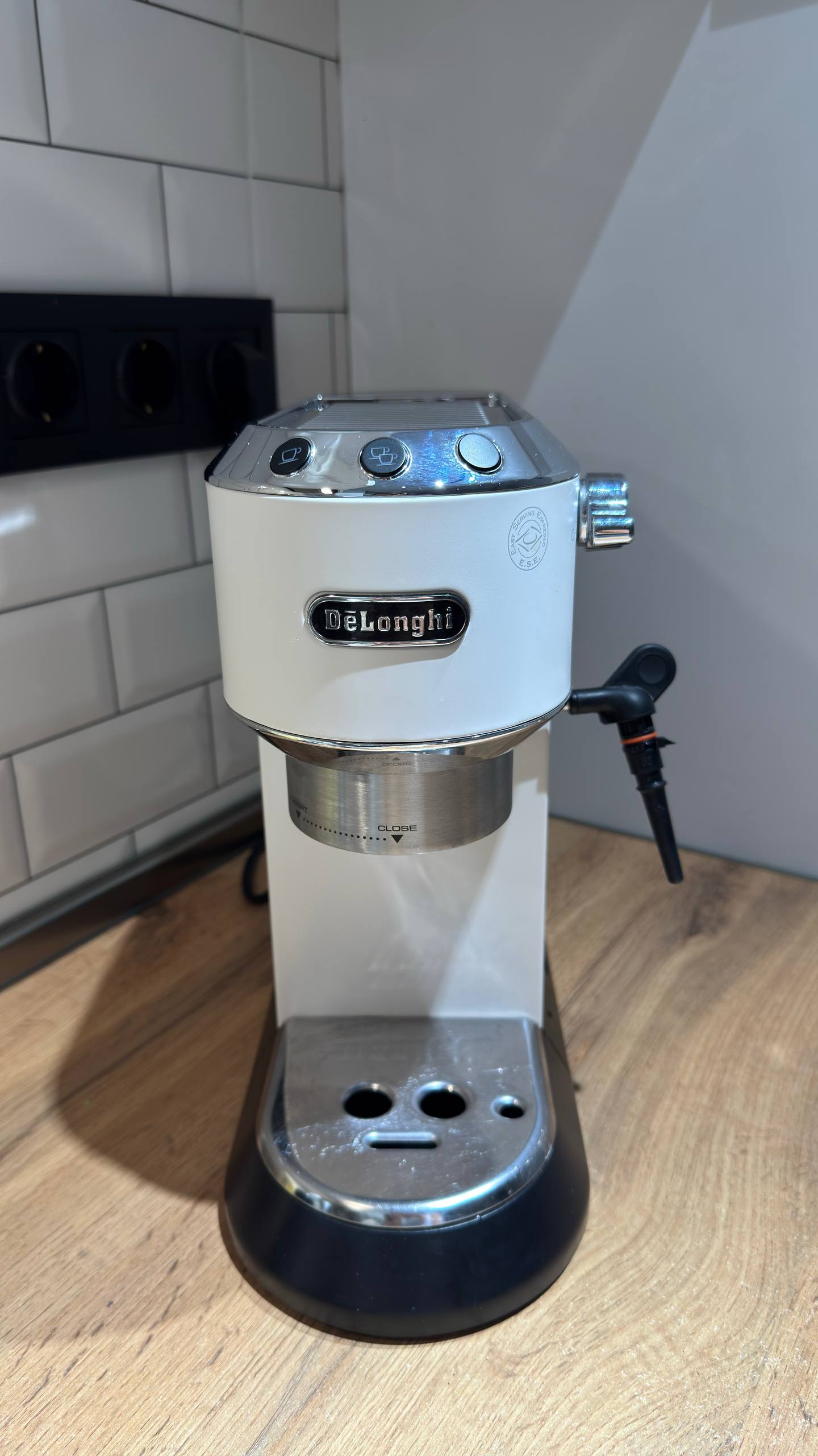 Кофемашина DeLonghi Dedica EC685 + bottomless портафильтр, темпер и дистрибьютор
