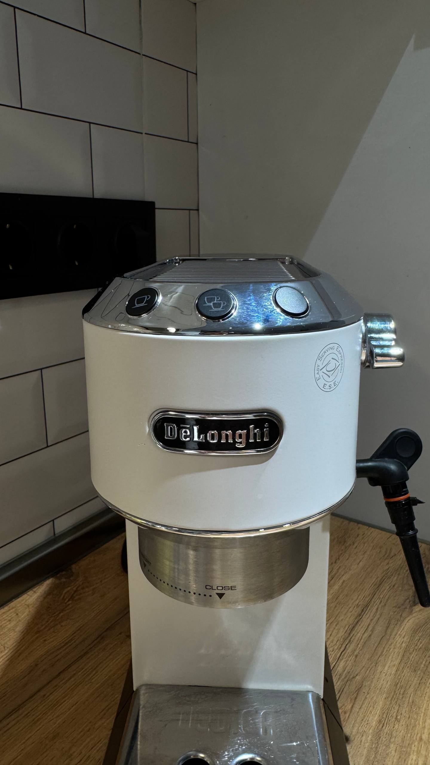 Кофемашина DeLonghi Dedica EC685 + bottomless портафильтр, темпер и дистрибьютор