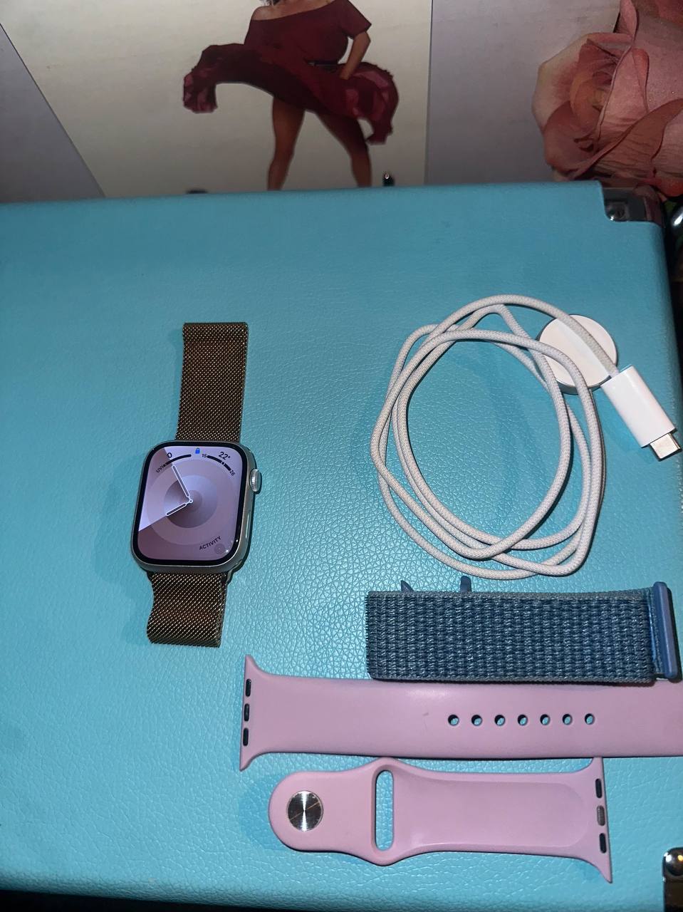 Apple Watch Series 9 с зарядным устройством и двумя ремешками