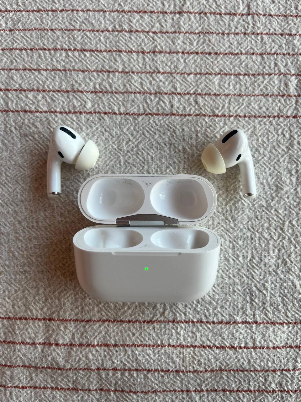 Apple AirPods Pro (1 поколение), б/у с дефектами
