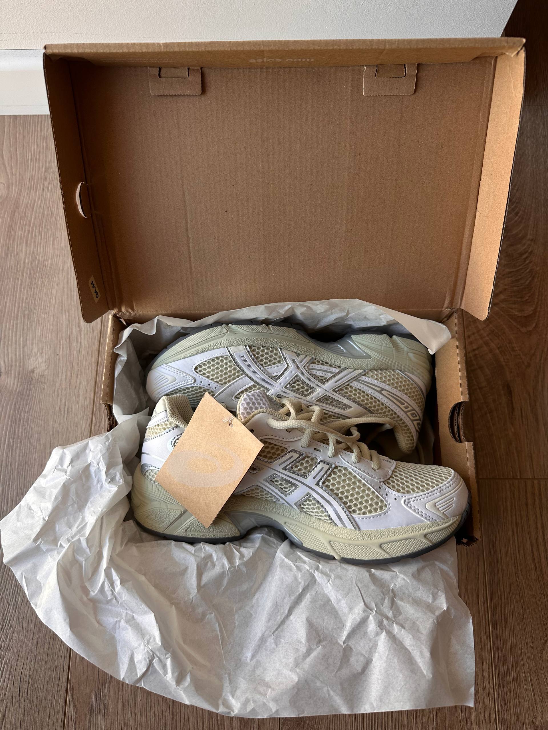 Кроссовки ASICS новые, 37-38 размер