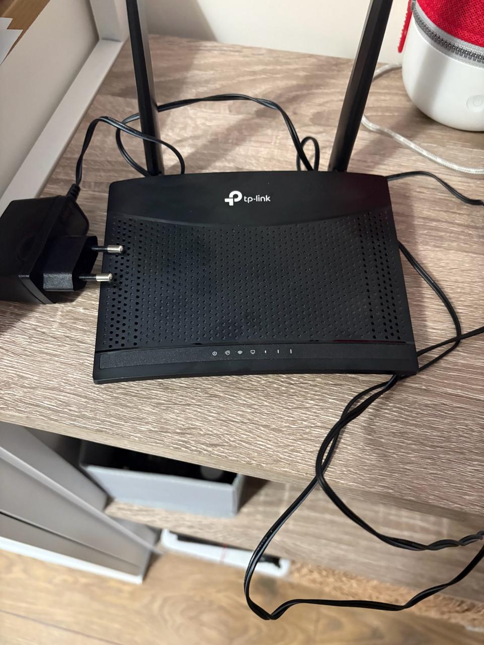 LTE + WiFi роутер TP-LINK MR100