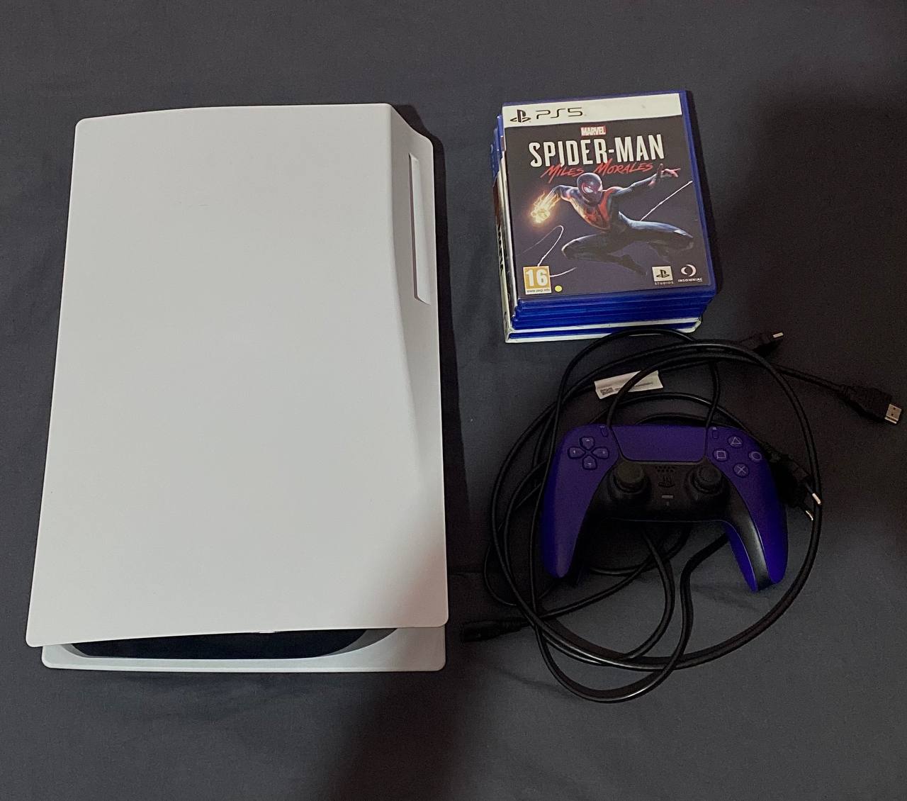 PlayStation 5 с дисководом + джойстик, кабели и 8 игр