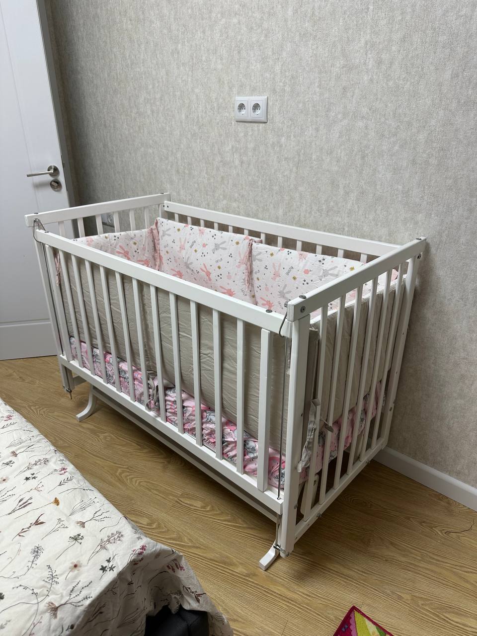 Бортик в кроватку бежевый