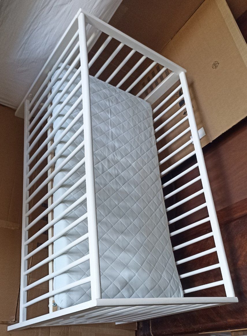 Детская кроватка IKEA с матрасом 120x60, простыней и ванночкой
