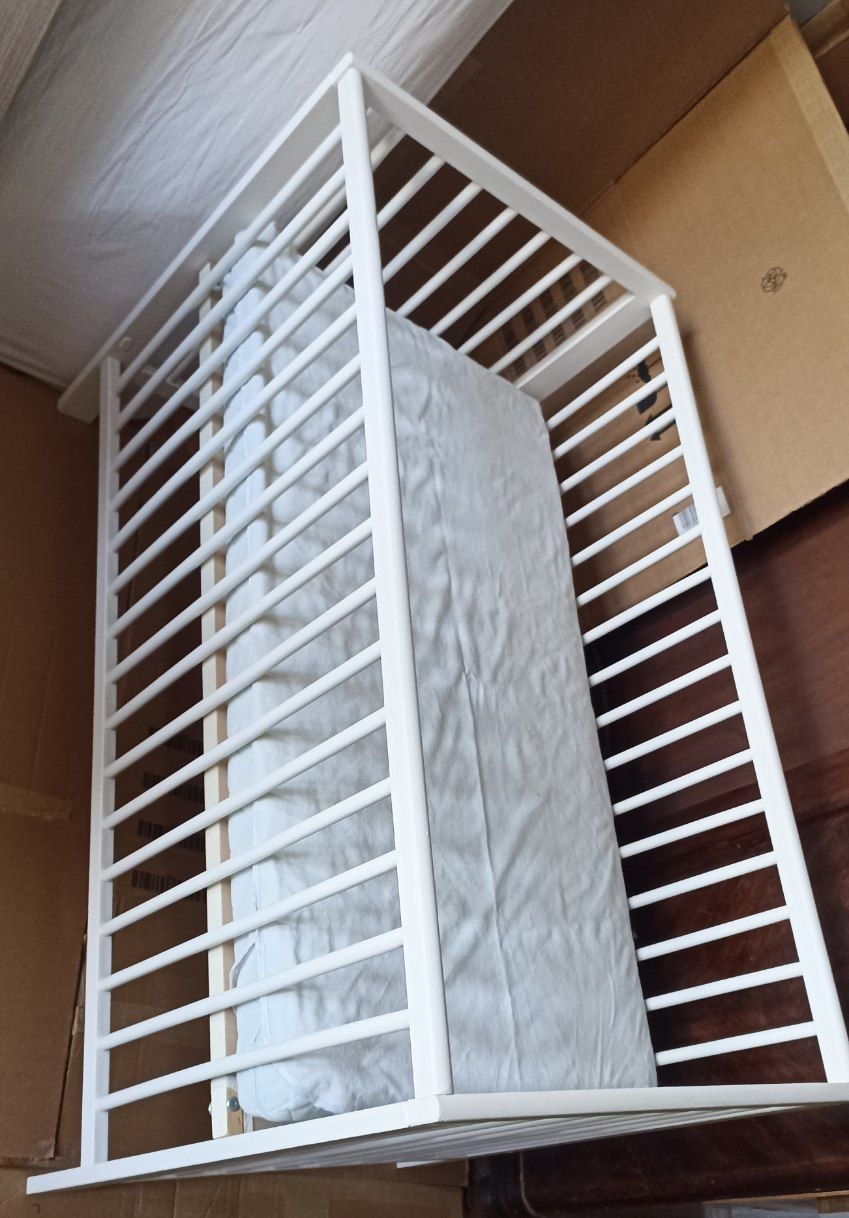 Детская кроватка IKEA с матрасом 120x60, простыней и ванночкой